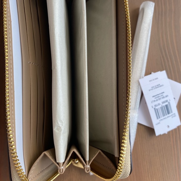 NWT Coach Long Zip Around Wallet In Signature Canvas With Heart Print - Picture 3 of 3